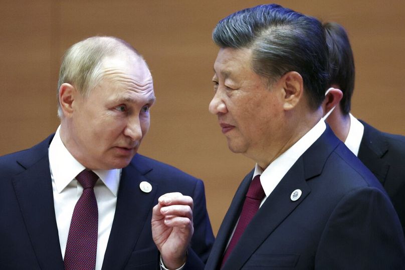 Prezydent Rosji Władimir Putin gestykuluje podczas rozmowy z prezydentem Chin Xi Jinpingiem podczas szczytu Szanghajskiej Organizacji Współpracy (SCO) w Samarkandzie, wrzesień 2022 r.