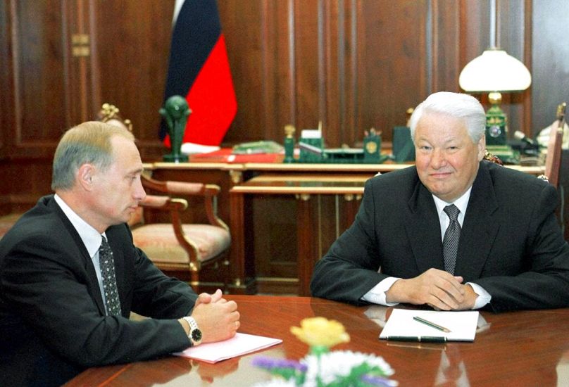 Prezydent Rosji Borys Jelcyn uśmiecha się, słucha pełniącego obowiązki premiera Władimira Putina podczas ich spotkania na Kremlu w Moskwie, sierpień 1999 r.