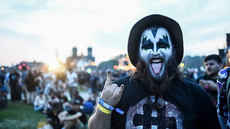 Fan heavy metalu gestykuluje podczas koncertu podczas festiwalu rockowego Hellfest Summer Open Air w Clisson w zachodniej Francji, 15 czerwca 2023 r.