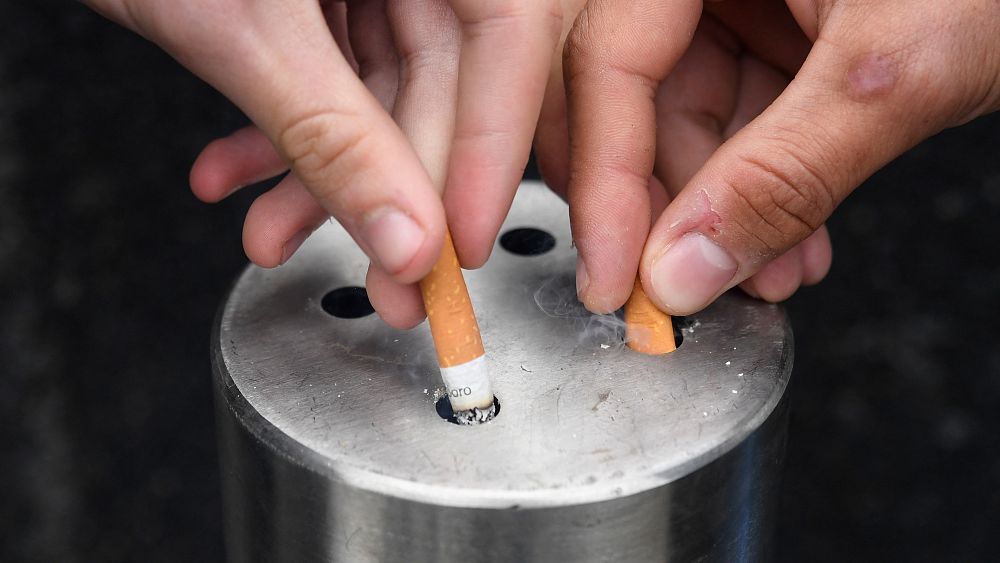 Francja ogłasza podwyżkę cen papierosów i zakaz przestrzeni publicznych w ramach nowych ograniczeń mających na celu walkę z paleniem