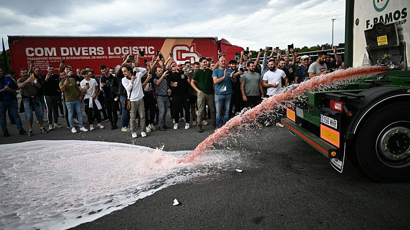 Winiarze rozlewają wino z ciężarówki podczas protestu przeciwko importowi hiszpańskiego wina, 19 października 2023 r.