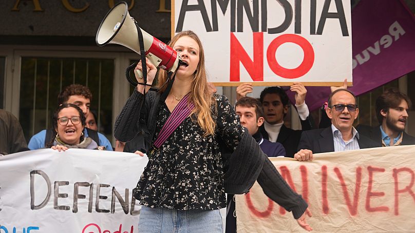 Studenci prawa na uniwersytecie Complutense w Madrycie protestują przeciwko amnestii podpisanej przez pełniącego obowiązki premiera Hiszpanii Pedro Sancheza