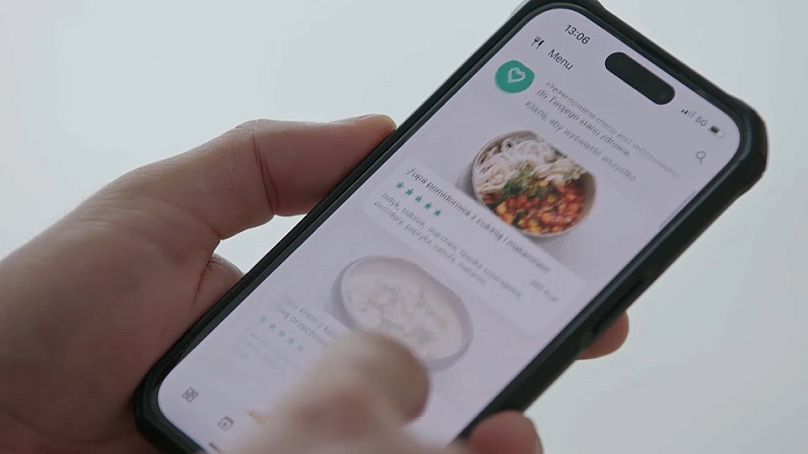 Ideal Bistro umożliwia pracownikom wybór posiłku w aplikacji, a następnie odebranie jedzenia z „foodomatów”.