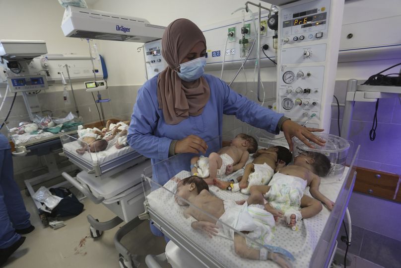 Pielęgniarka opiekuje się wcześniakami palestyńskimi, które zostały przywiezione ze szpitala Shifa w mieście Gaza do szpitala w Rafah w Strefie Gazy, niedziela, 19 listopada 2023 r.