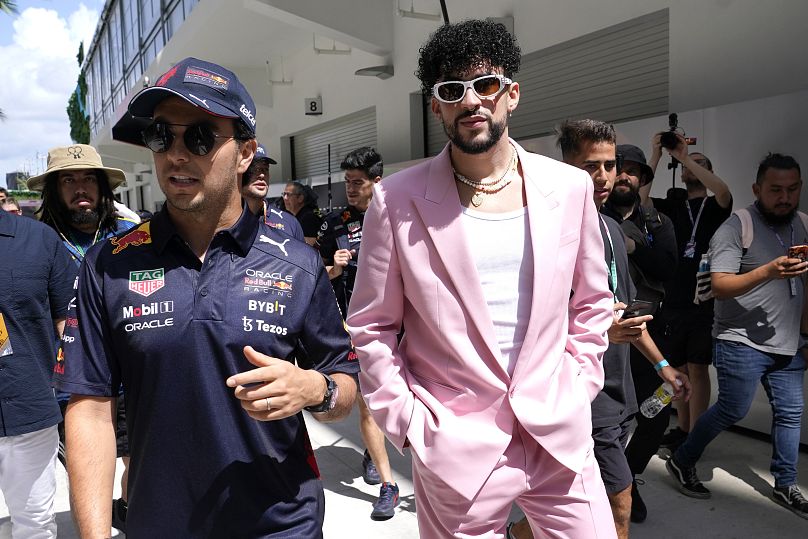 Sergio Perez z Red Bulla spaceruje z Bad Bunny przed Grand Prix Formuły 1 w Miami, które odbędzie się 8 maja 2022 r. w Miami Gardens.