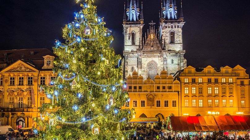 Wspaniała choinka na praskim jarmarku bożonarodzeniowym.