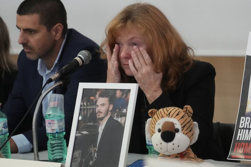 Evgenia Kozlo, której syn został wzięty jako zakładnik przez Hamas, wzrusza się podczas konferencji prasowej we Włoskim Centrum Żydowskim w Rzymie, środa, 22 listopada 2023 r.