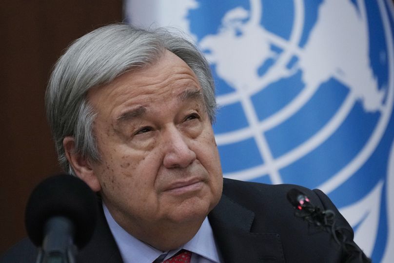 Sekretarz Generalny ONZ Antonio Guterres rozmawia z reporterami podczas konferencji prasowej w Bagdadzie, marzec 2023 r.