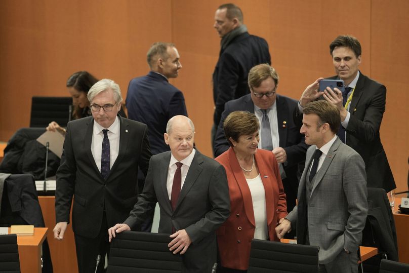 Kanclerz Niemiec Olaf Scholz (z przodu) i prezydent Francji Emmanuel Macron (z przodu po prawej) przybywają na szczyt inwestycyjny G20