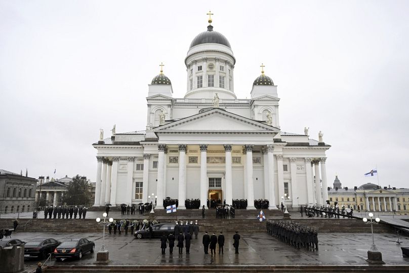 Orszak pogrzebowy przybywa do katedry w Helsinkach podczas państwowego pogrzebu byłego Prezydenta Republiki Marttiego Ahtisaariego w Helsinkach, Finlandia, piątek 10 listopada 2023 r.