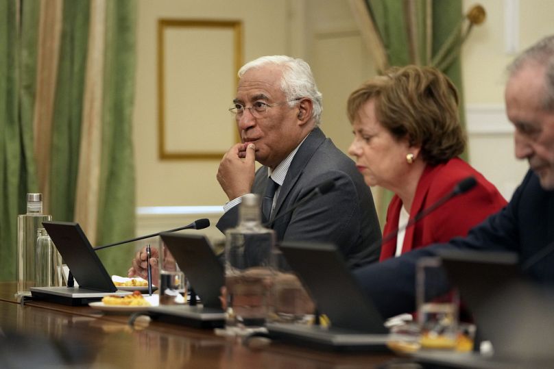 Ustępujący premier Portugalii Antonio Costa (z lewej) uczestniczy w posiedzeniu Rady Państwa zwołanym przez prezydenta Marcelo Rebelo de Sousa w pałacu prezydenckim w Belem.