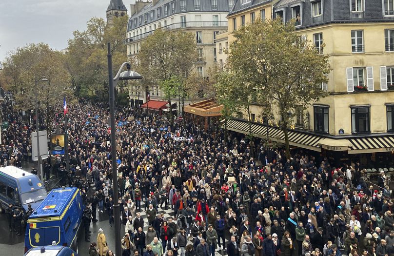 Tysiące ludzi zbiera się na marszu przeciwko antysemityzmowi w Paryżu, Francja, niedziela, 12 listopada 2023 r.