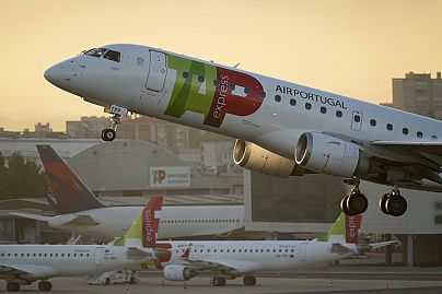 Samolot TAP Air Portugal Embraer E190 wylatuje z Lizbony o wschodzie słońca, czwartek, 28 września 2023 r.