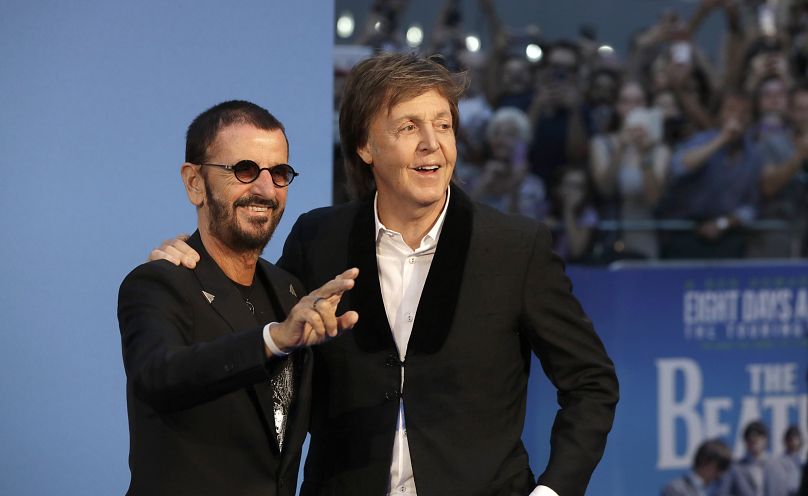 Paul McCartney (z prawej) i Ringo Starr pozują do zdjęć podczas światowej premiery filmu „The Beatles, osiem dni w tygodniu” w Londynie, 15 września 2016 r.