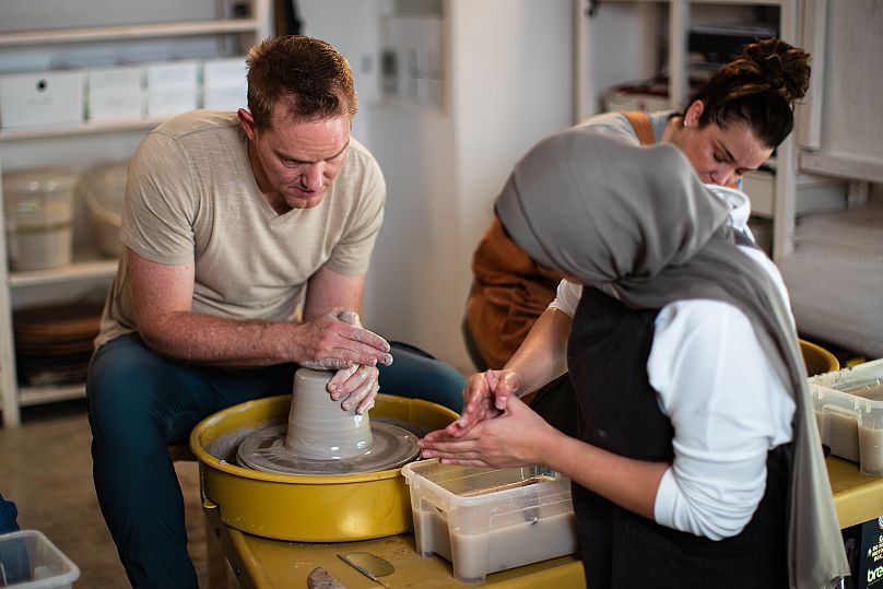 Reema kieruje rękami i sercami w swoim studiu projektowania ceramiki w Doha w Katarze
