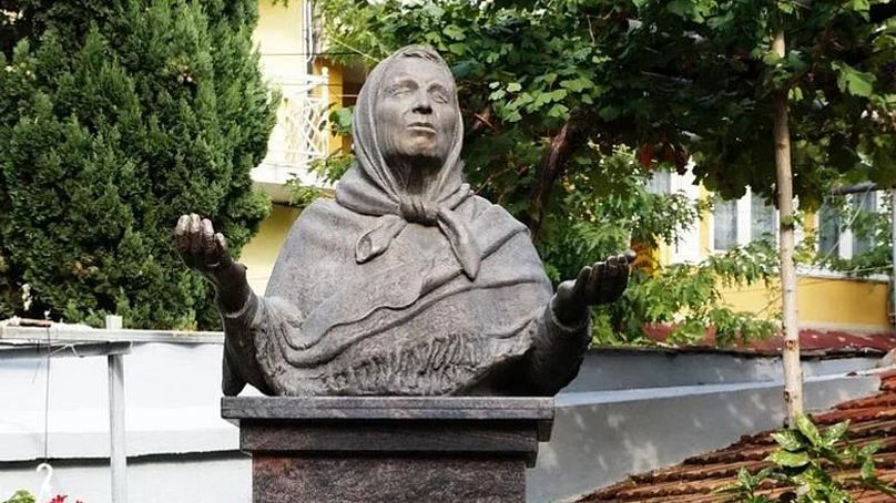 Pomnik kultowej wróżki na dziedzińcu jej muzeum, które zostało przekształcone w dom w Petrich w Bułgarii