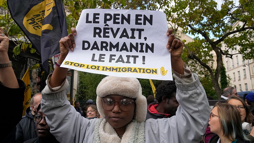 Protest po debatach francuskiego Senatu nad kwestionowaniem ustawy zaostrzającej przepisy imigracyjne