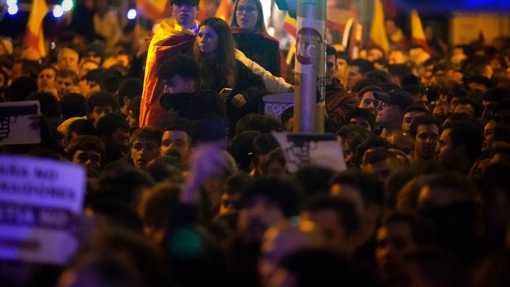 Protestujący krytykują porozumienie Hiszpańskiej Partii Socjalistycznej z katalońskimi separatystami