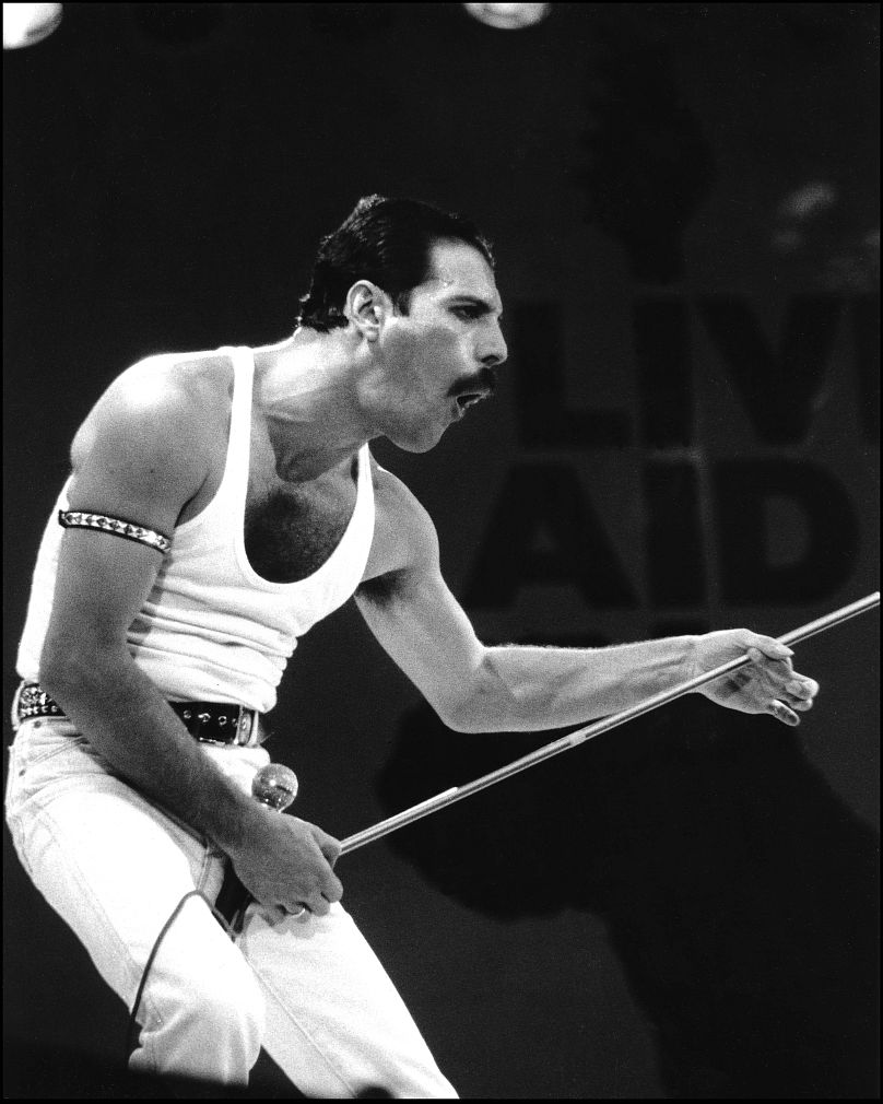 Freddy Mercury z Queen na scenie podczas Live Aid 13 lipca 1985 na stadionie Wembley w Londynie.