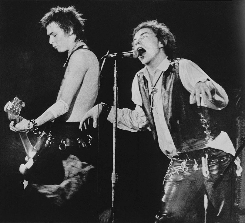 Sid Vicious (po lewej) na gitarze basowej i frontman John Rotten z Sex Pistols występują przed pełną publicznością w audytorium Winterland w San Francisco, 15 stycznia 1978 r.