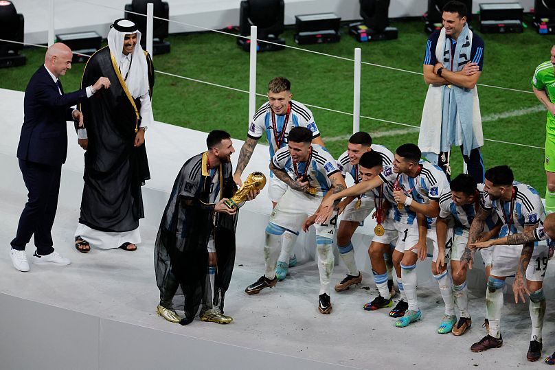 Messi (w środku) podniósł trofeum w Lusail w grudniu ubiegłego roku