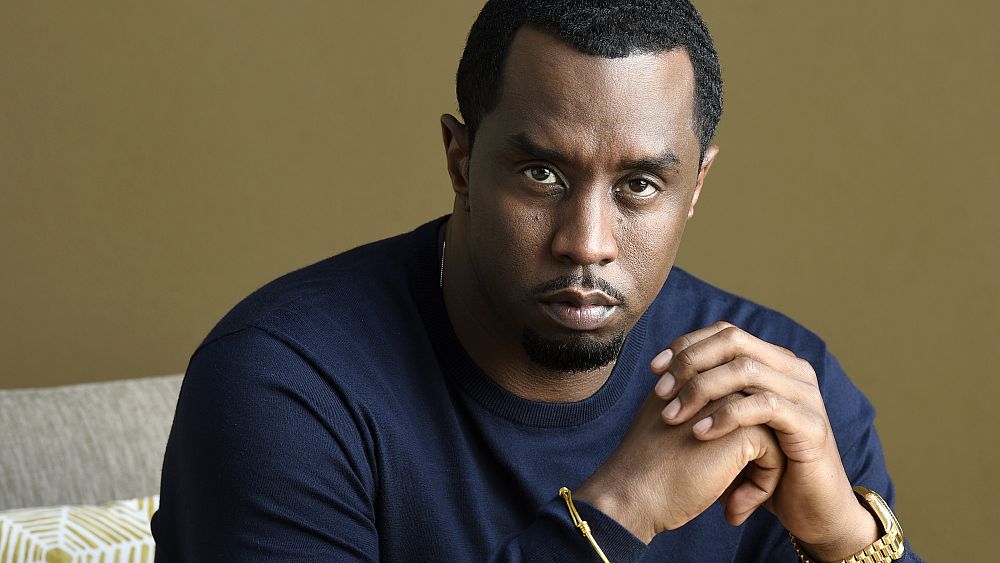 Raper Sean „Diddy” Combs oskarżony o gwałt w nowym pozwie dotyczącym „pornografii zemsty”.