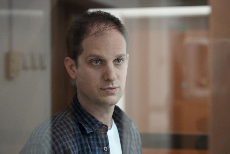 Reporter „Wall Street Journal” Evan Gershkovich stoi w szklanej klatce na sali sądowej przed moskiewskim sądem miejskim w Moskwie, Rosja, 10 października 2023 r.