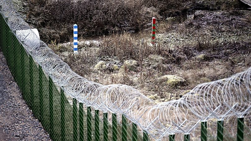 PLIK: Fragment planowanego ogrodzenia o długości 200 km wzdłuż wschodniej granicy Finlandii z Rosją.  W pobliżu Imatry, październik 2023 r