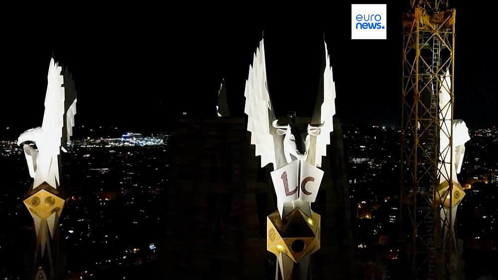 Sagrada Familia w Barcelonie oświetlona spektakularnym pokazem świetlnym, gdy budowa dobiega końca