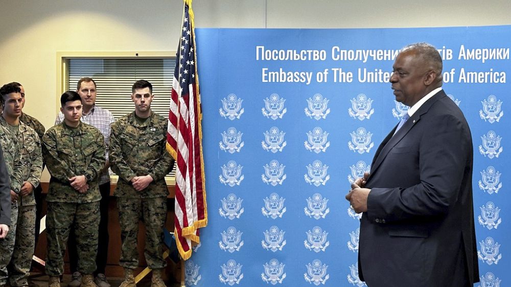 Sekretarz obrony USA Austin składa niezapowiedzianą wizytę w Kijowie, obiecując ciągłe wsparcie dla Ukrainy