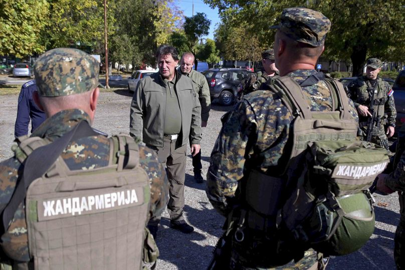 Na tym zdjęciu udostępnionym przez serbskie Ministerstwo Spraw Wewnętrznych serbski minister spraw wewnętrznych Bratislav Gasić rozmawia z funkcjonariuszami policji w pobliżu granicy serbsko-węgierskiej.