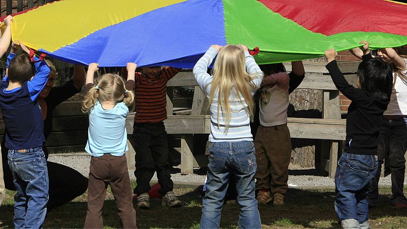 PLIK: Dzieci bawią się w przedszkolu w Sztokholmie, 2006