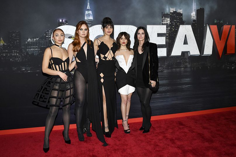 Od lewej: Devyn Nekoda, Liana Liberato, Melissa Barrera, Jenna Ortega i Courteney Cox na światowej premierze filmu 