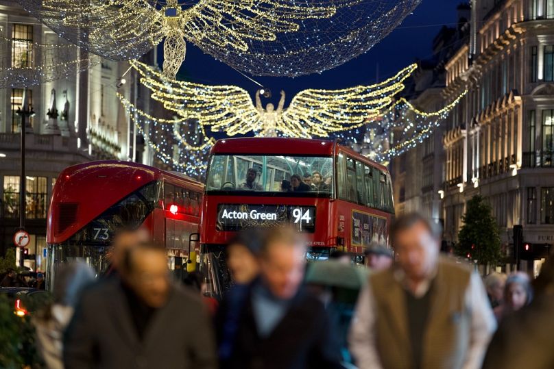 Iluminacje bożonarodzeniowe zapalają się na Regent Street w Londynie 24 listopada 2022 r.