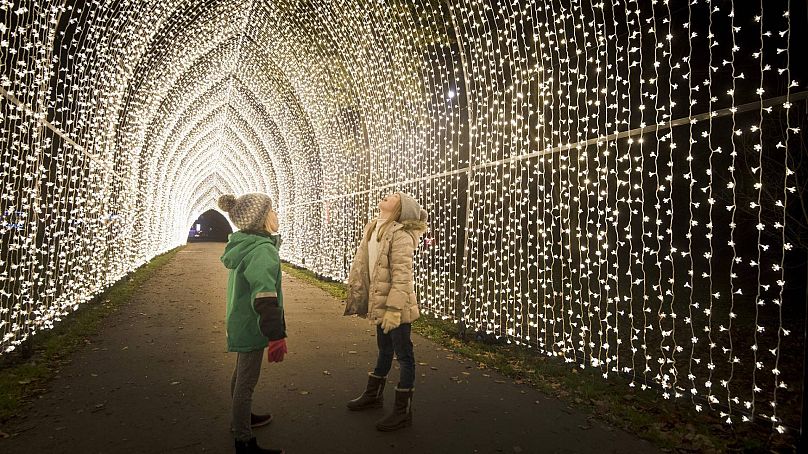 Przejdź się migoczącymi świetlnymi tunelami podczas Świąt Bożego Narodzenia w Kew.
