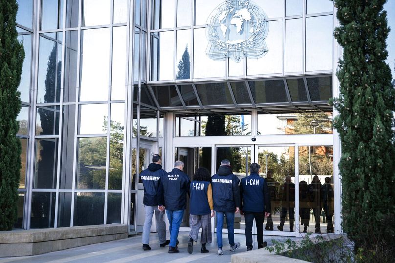 Włoscy karabinierzy i funkcjonariusze policji sprzeciwiający się Ndranghecie przybywają do siedziby Interpolu w Lyonie w środkowej Francji, czwartek, 2 lutego 2023 r.