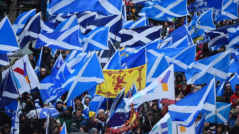 PLIK: Protestujący z flagami szkockiej Saltire biorą udział w wiecu niepodległościowym Szkocji w Glasgow, 11 stycznia 2020 r.