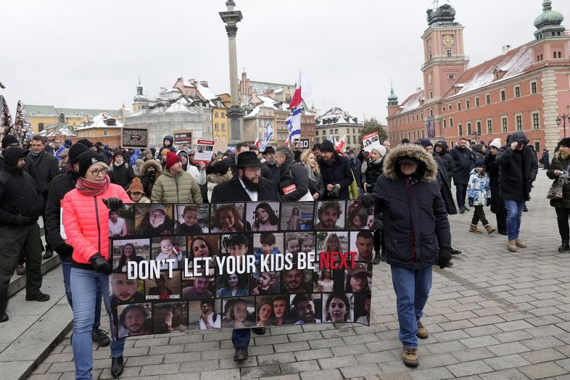 Ludzie biorą udział w wiecu poparcia Izraela w jego wojnie z Hamasem, w Warszawie, Polska, niedziela, 19 listopada 2023 r.