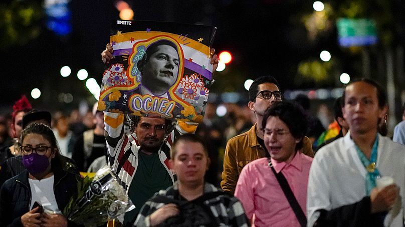 Demonstranci maszerują ze zdjęciem sędziego sądu wyborczego stanu Aguascalientes Jesusa Ociela Baeny w Meksyku