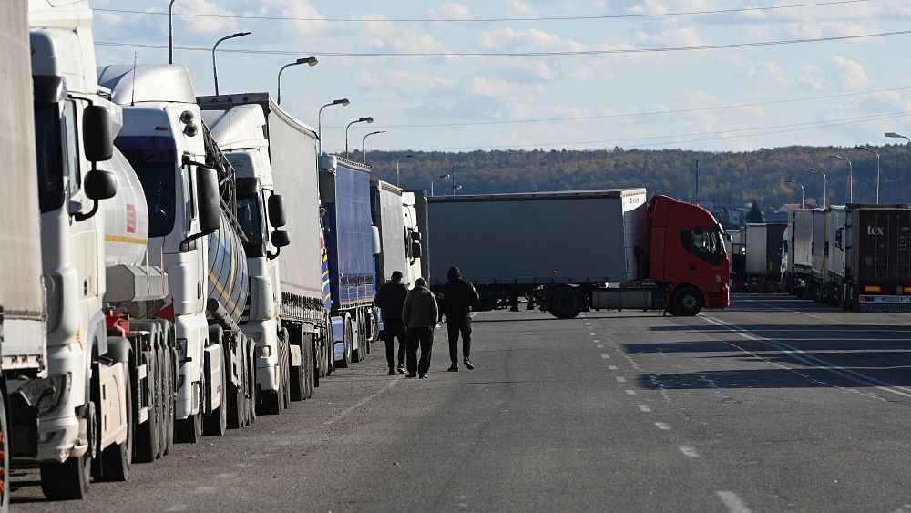 Ukraińscy kierowcy ciężarówek utknęli, gdy polskie firmy transportowe blokują przejścia graniczne
