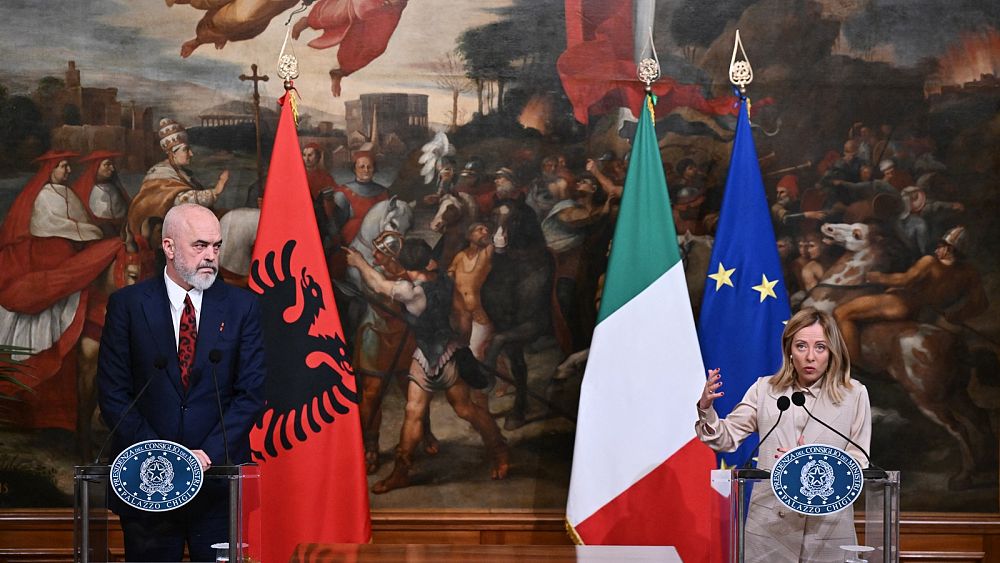 Umowa migracyjna między Włochami a Albanią musi być zgodna z prawem unijnym i międzynarodowym, twierdzi Bruksela