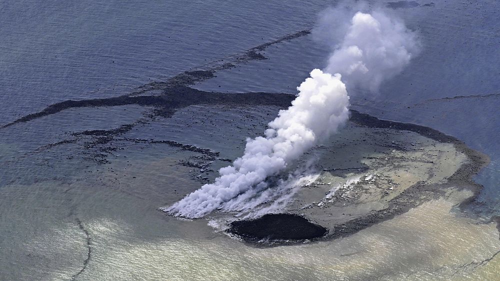 W Japonii po erupcji podmorskiego wulkanu powstają nowe wyspy, ale eksperci ostrzegają, że może to nie potrwać długo