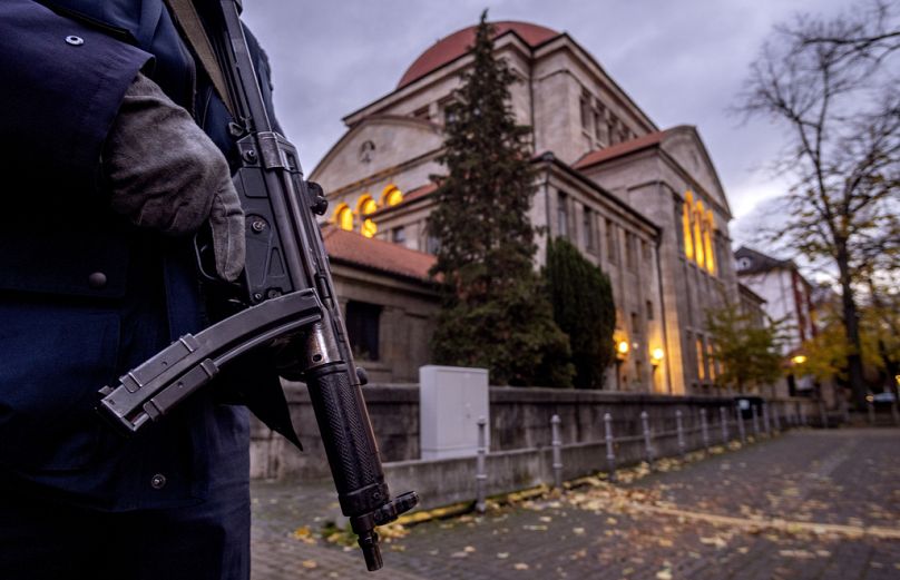 Na początku tego miesiąca niemiecki funkcjonariusz policji stoi na straży przed synagogą we Frankfurcie w Niemczech