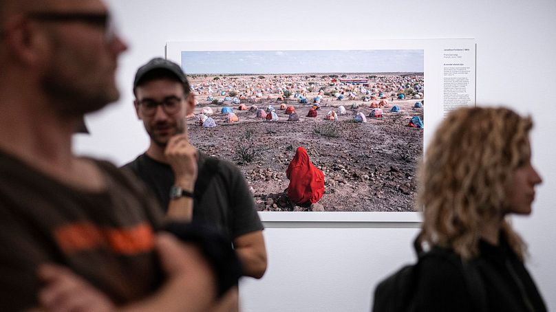 Jonathana Fointaine’a "Ostatnia podróż Nomady" na wystawie podczas otwarcia wystawy World Press Photo 2023 w Węgierskim Muzeum Narodowym w Budapeszcie