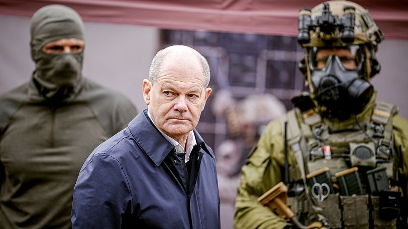 Kanclerz Niemiec Olaf Scholz (w środku) odwiedza demonstrację zdolności Grupy ds. Dyspozycji Terytorialnej na lotnisku wojskowym Kolonia-Wahn w Kolonii, 23 października 2023 r. 23