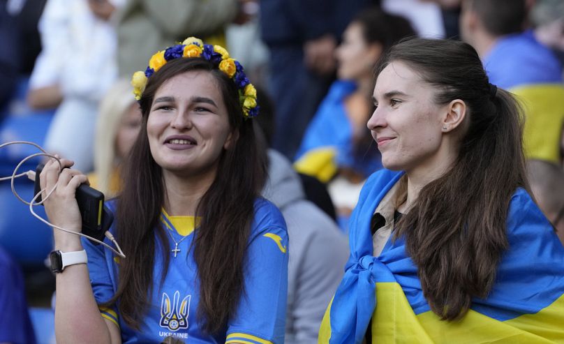 Kibice na trybunach przed charytatywnym meczem piłki nożnej Game4Ukraine na stadionie Stamford Bridge w Londynie, sierpień 2023 r.