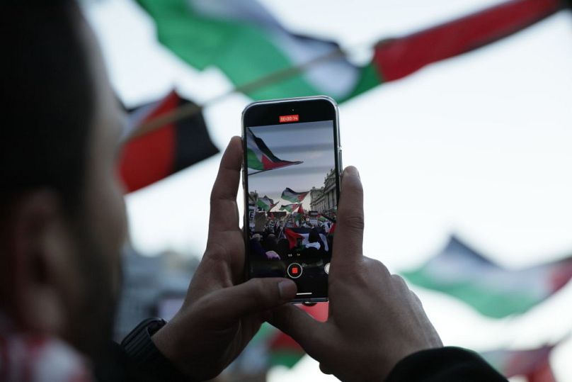 Protestujący maszerują na znak solidarności z Palestyną, żądając zawieszenia broni w związku z trwającym w sobotę konfliktem między Izraelem a palestyńską grupą islamistyczną Hamas