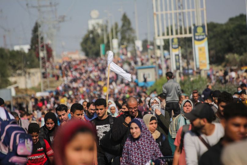 Obywatele palestyńscy przesiedleni z miasta Gaza do południowej Strefy Gazy na ulicy Salah al-Din w obszarze Al-Mughraqa