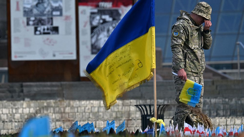 Wojna na Ukrainie: Pierwsza rocznica wyzwolenia Chersoniu upamiętniona, gdy Rosja prowadzi śledztwo w sprawie wykolejenia pociągu