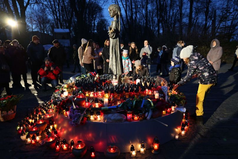 Ludzie czczą pamięć milionów Ukraińców, którzy zginęli podczas Wielkiego Głodu Ukraińców zorganizowanego przez reżim sowiecki, w pobliżu pomnika ofiar Wielkiego Głodu